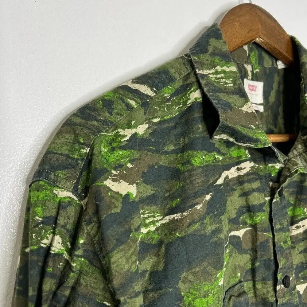 Levi's Camo Button-Up Shirt M Oversized Long Sleeve Outdoors Men's